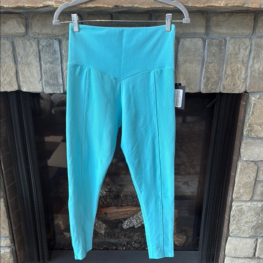 NWT Onezie Women’s Sweetheart MIDI Cyan Ribbed Leggings. M/L